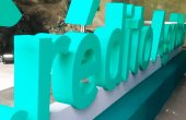 Letras apoiadas sobre estrutura personalizada